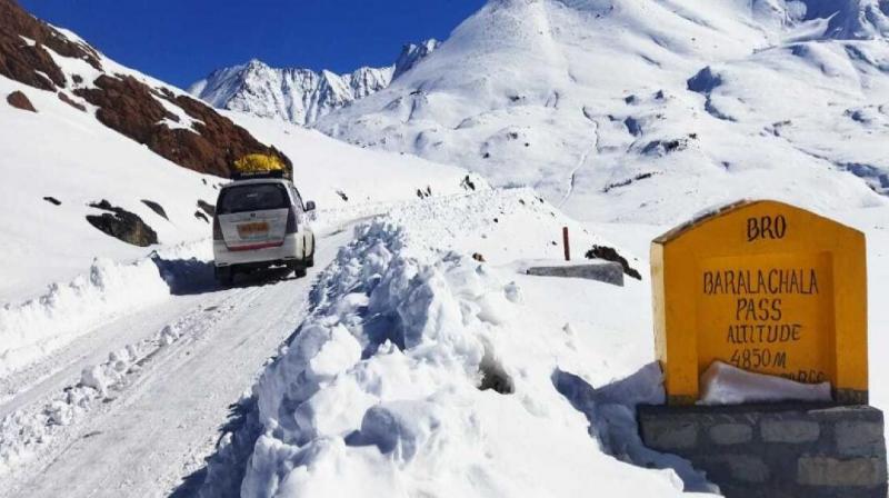 Snow covered Manali-Leh road restored for traffic news in hindi