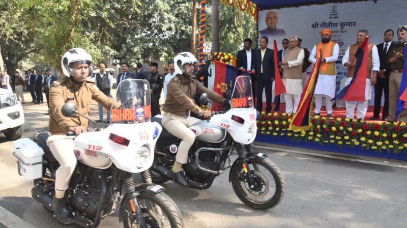 CM Nitish Kumar flagged off 1,433 police vehicles under the ERSS project