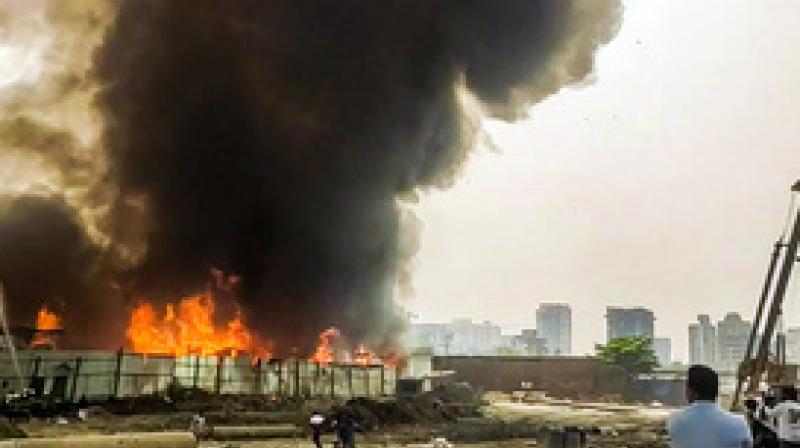 Massive fire breaks out at Mumbai's furniture godown, no casualties (फोटो साभार PTI)