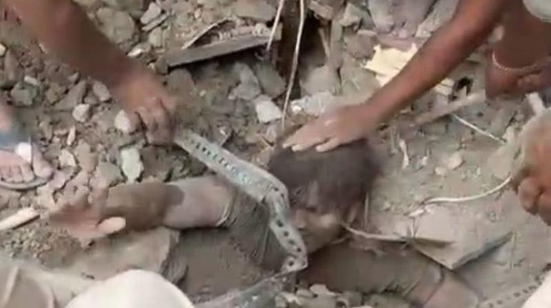 Delhi News: The child buried under the debris of the building in Delhi said – Ya Allah, read the whole news!