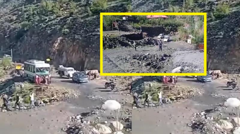 Road blocked due to flood, debris in Udaipur of Lahaul Valley news in hindi