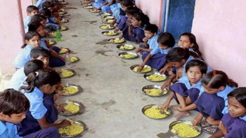 Health of 253 students deteriorated after eating biscuits in Maharashtra school news in hindi