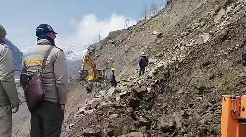 Manali-Leh highway blocked due to landslide news in hindi