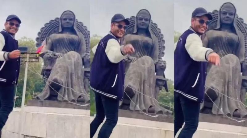 Case of obscene dance in front of the statue of Gond Rani news In Hindi