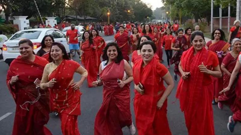 Women ran a race wearing red saree on World Women's Day news in hindi