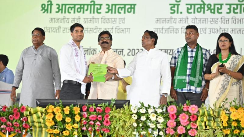 Chief Minister Hemant Soren handed over appointment letters to 2550 youths