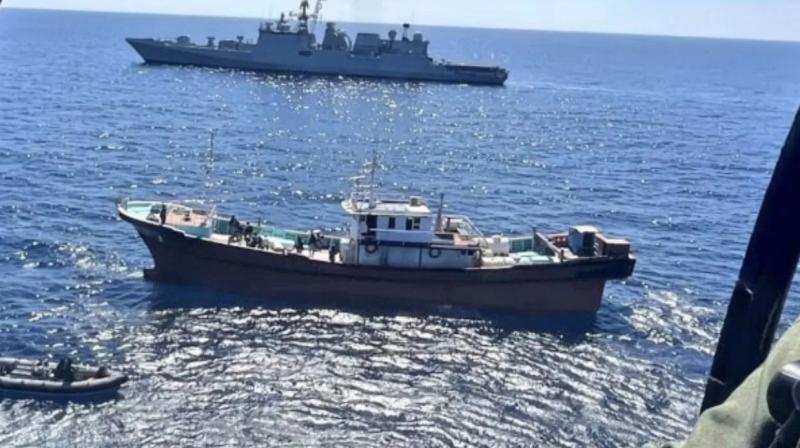Indian Navy stops Iranian boat with drugs worth more than Rs 1000 crore In Gujarat News In Hindi