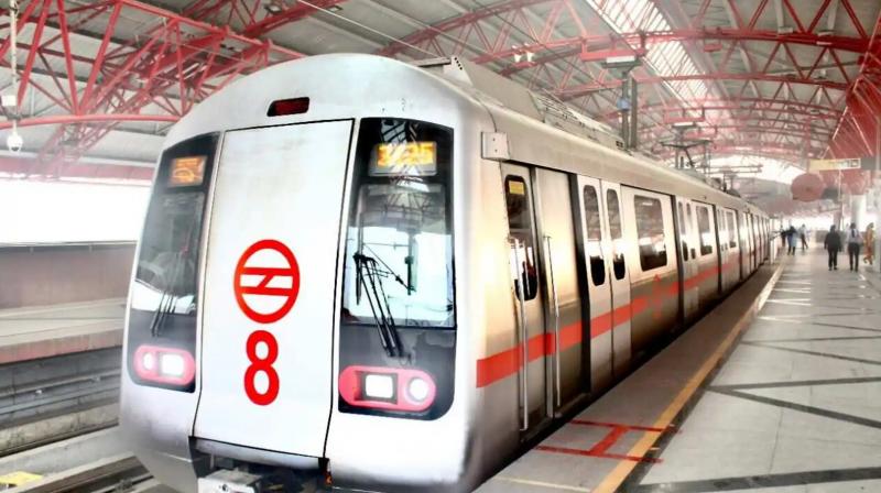 One person died after being hit by a train on the Yellow Line of Delhi Metro News In Hindi