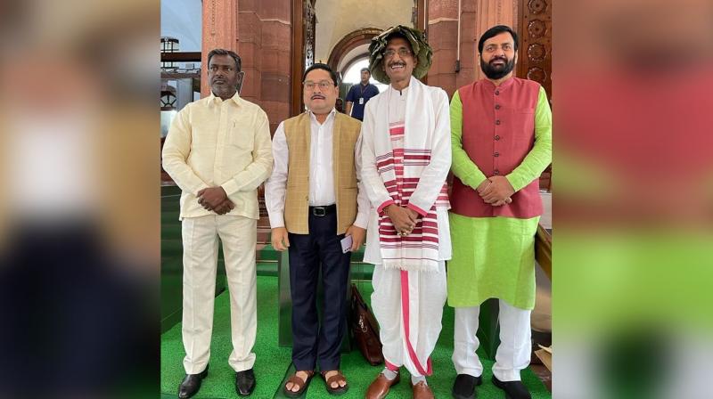 MP Sanjay Seth reached the Lok Sabha in the traditional costumes of Jharkhand on Sarhul festival