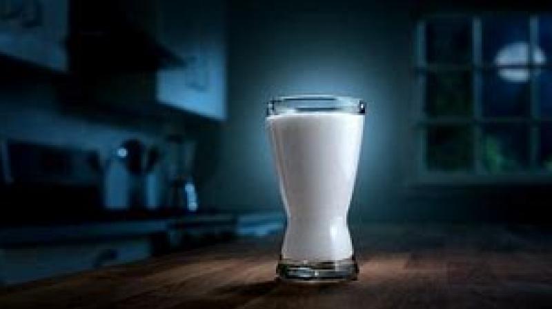 Drinking milk at bedtime can increase your weight, know the right time to drink it