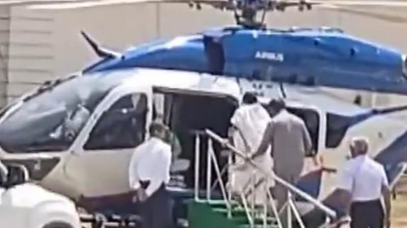 Mamta Banerjee slipped and fell while boarding the helicopter news in hindi