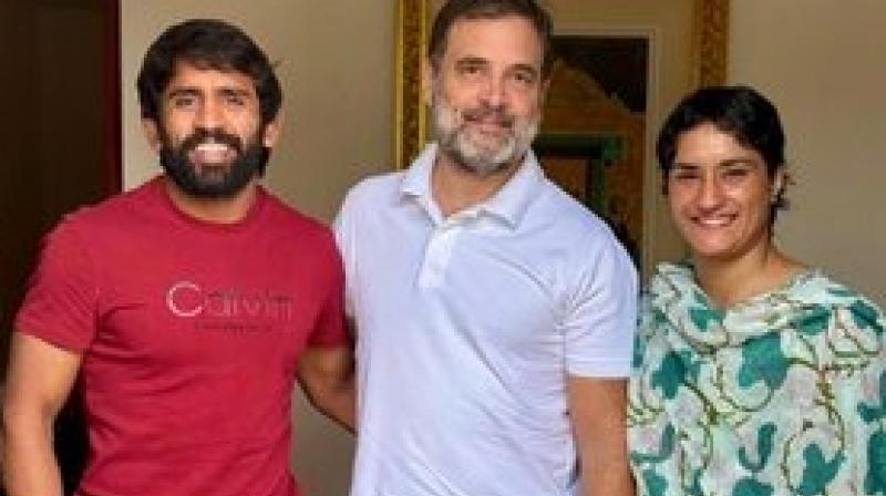 Bajrang Punia and Vinesh Phogat met Rahul gandhi amid speculations about entering the election fray