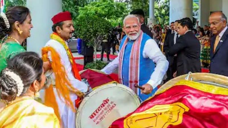 PM Modi played dhol in Singapore Watch Video News 