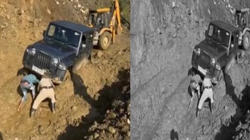 Father and son trapped in debris while visiting Himachal, had to call JCB news in hindi