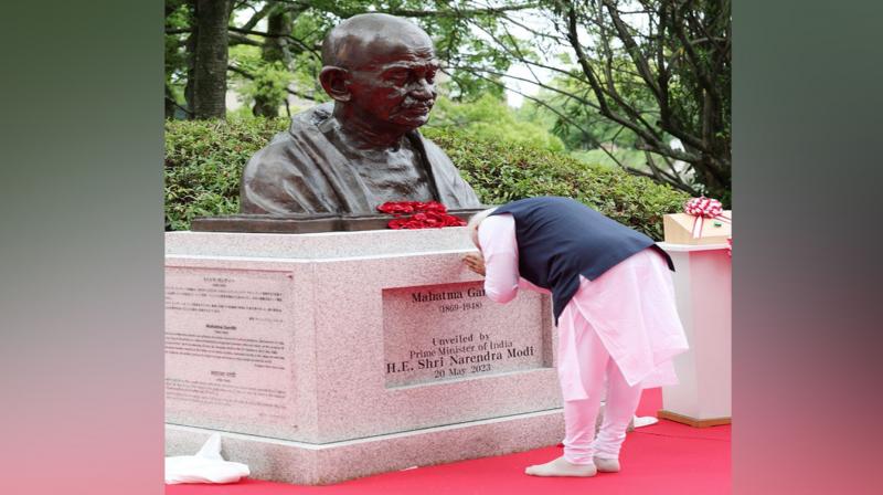 Modi unveils bust of Mahatma Gandhi in Hiroshima