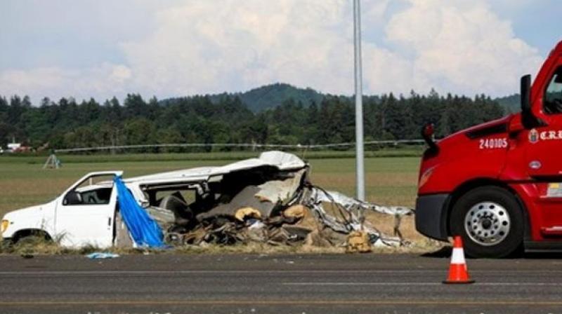 America: Truck collided with passenger van, 7 people died