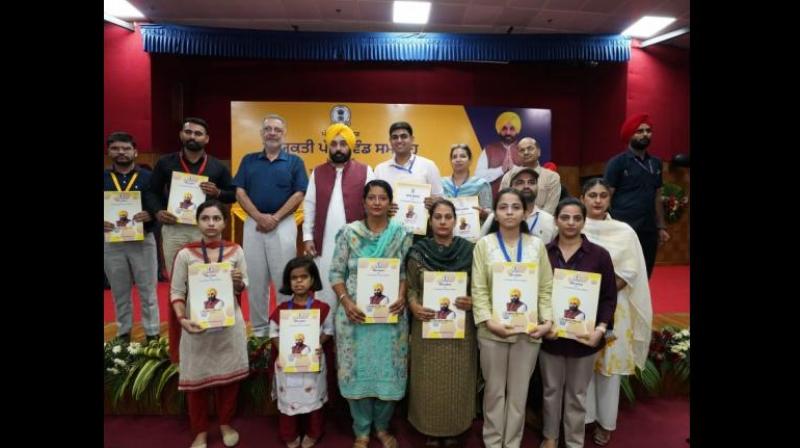 Punjab News: CM Bhagwant Mann distributed appointment letters to 293 young men and women in Chandigarh today.