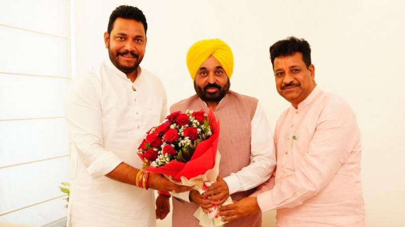 BJP SC Morcha Vice President Robin Sampla joins Aam Aadmi Party