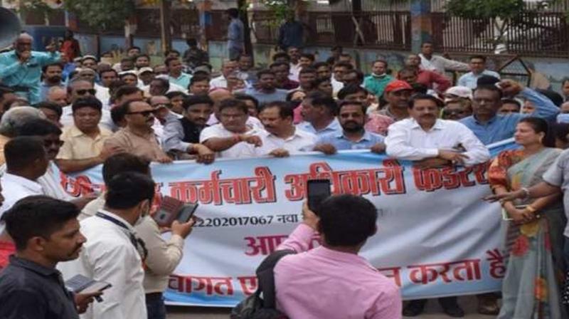 Government employees on strike demanding restoration of old pension scheme in Maharashtra (सांकेतिक फोटो))