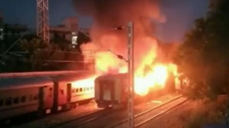 Fierce fire in the train going from Lucknow to Rameswaram, 10 people died
