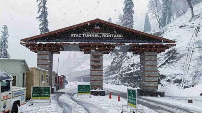 Himachal Pradesh Snowfall: Fresh snowfall in Himachal Pradesh, mountains turned white near Atal Tunnel