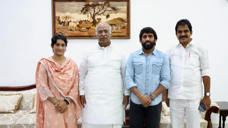 Vinesh Phogat and Bajrang Punia join Congress party news in hindi