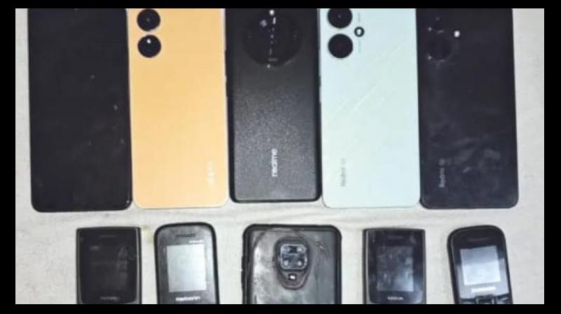 10 mobile phones recovered from 9 prisoners in Amritsar Central Jail news in hindi