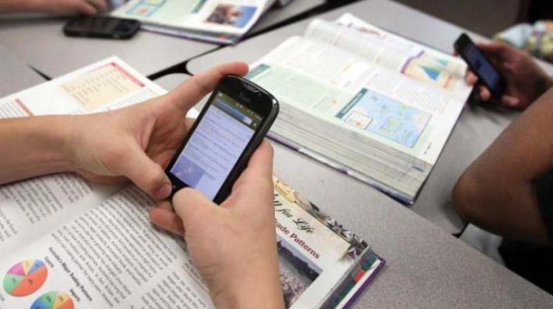 Rajasthan govt bans use of mobile phones by school teachers News In Hindi 