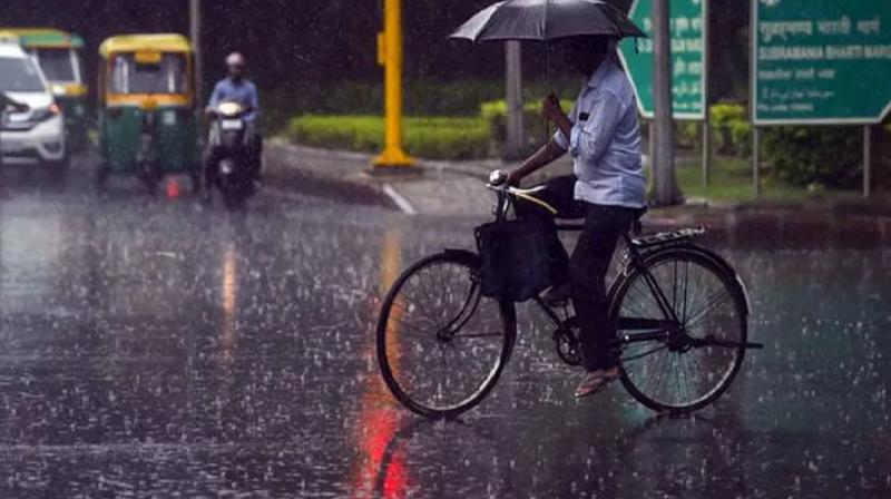 Light rain in Mumbai, IMD issues 'Orange Alert'