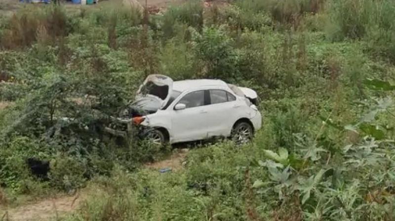 Car falls from bridge in Hoshiarpur, one dead, two seriously injured news in hindi