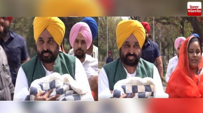 Little angel reached CM residence in the lap of CM Bhagwant Mann news in hindi