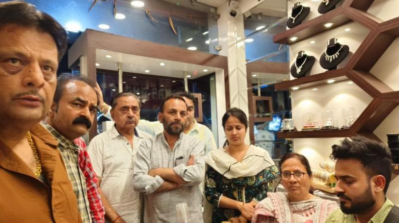 Punjab News Miscreants looted jewelery shop at gunpoint in Hoshiarpur