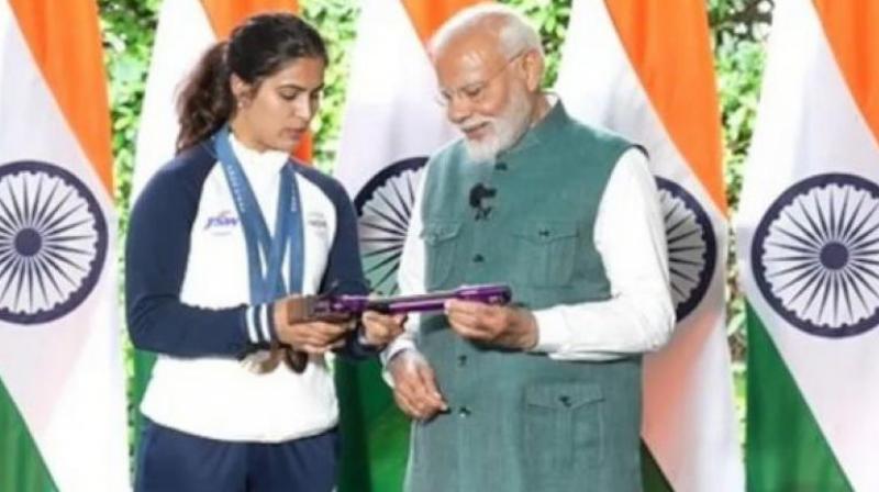 PM Modi met Olympic medal winners Manu Bhakar gives pistol to PM Modi