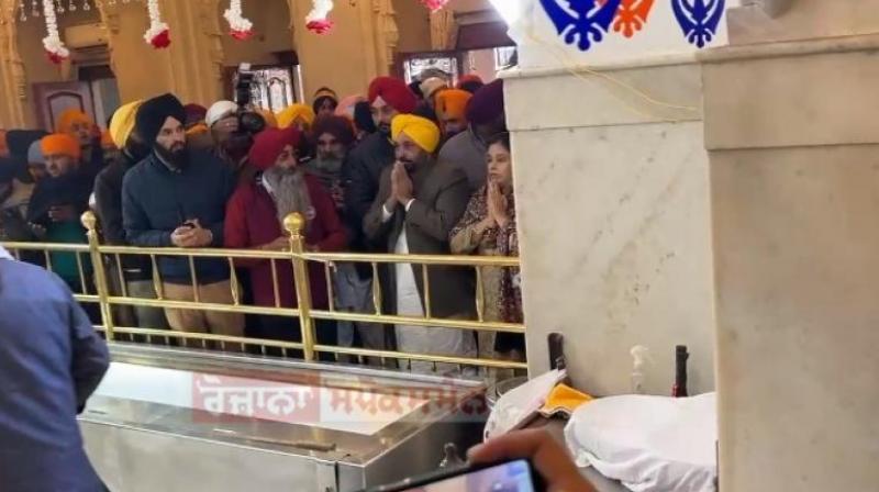  CM Bhagwant Maan along with his wife paid obeisance at Gurudwara Sri Fatehgarh Sahib