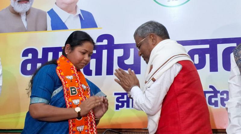 Former CM Madhu Koda's wife and Congress MP Geeta Koda join BJP news in hindi