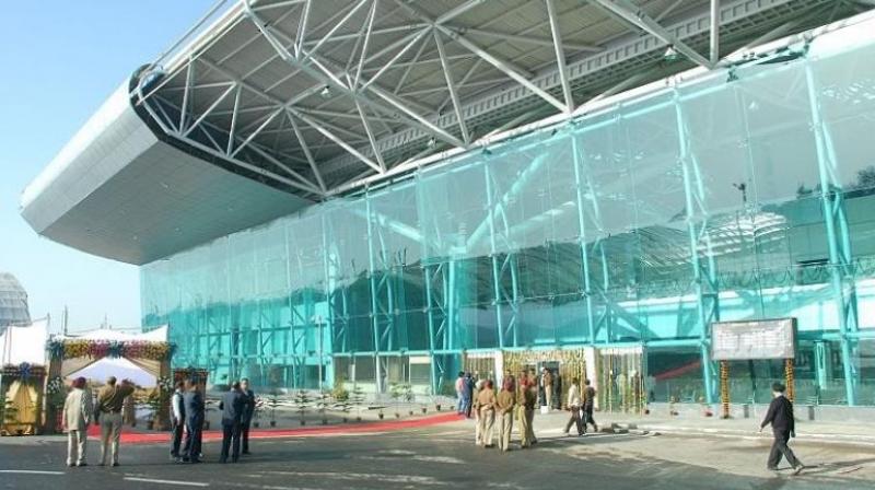 NRI arrested at Amritsar airport news in hindi