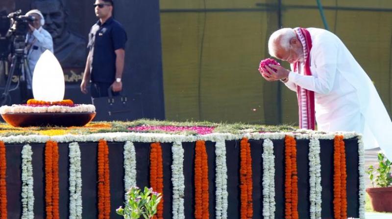 PM Modi bowed to Bapu before the swearing-in ceremony news in hindi