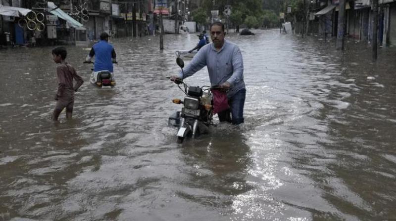 Pakistan Weather News: Rain breaks record in Pakistan, houses submerged in water in Lahore, three people died