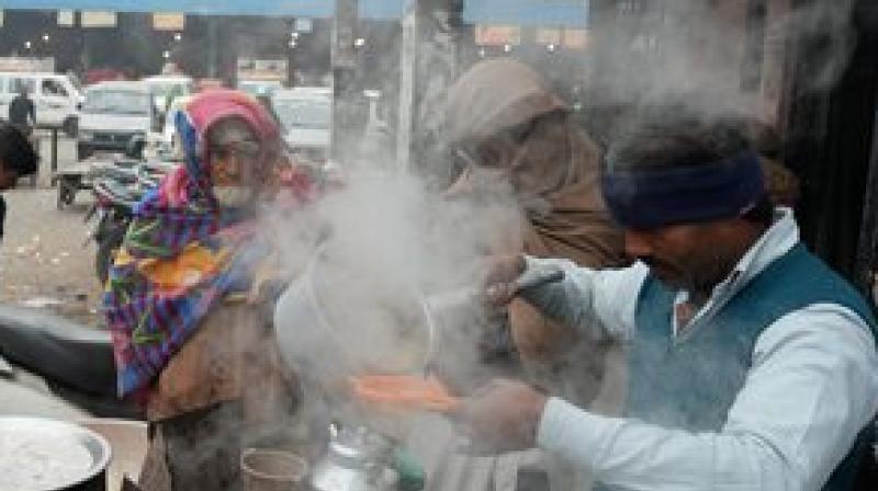 Dense fog shrouds Delhi, temperature drops to 4.4 degree Celsius for the first time