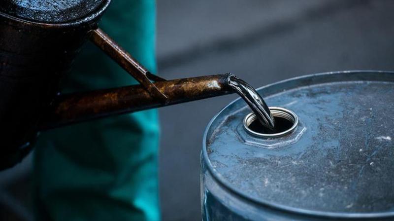  Crude oil prices fall on weak spot demand