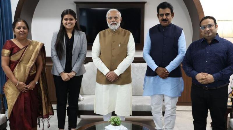 Tanishka Sujit, who is going to graduate at the age of 15, met PM Narendra Modi