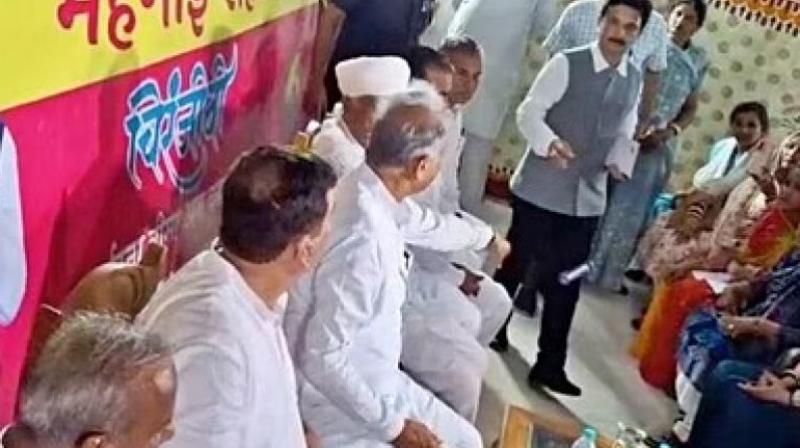 CM Gehlot got angry on the collector when the mic broke down