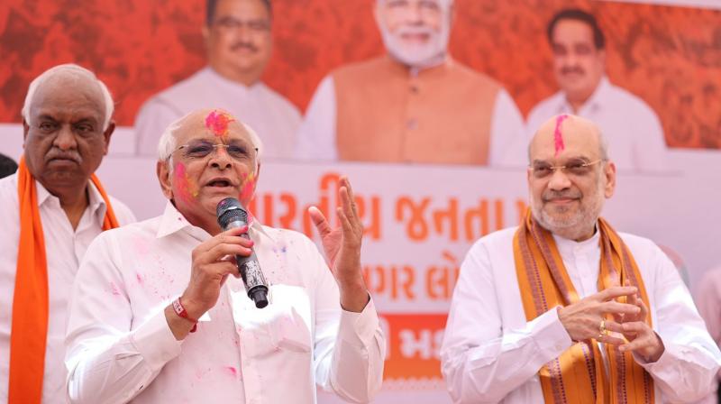 Amit Shah played Holi with CM Bhupendra Patel in Ahmedabad