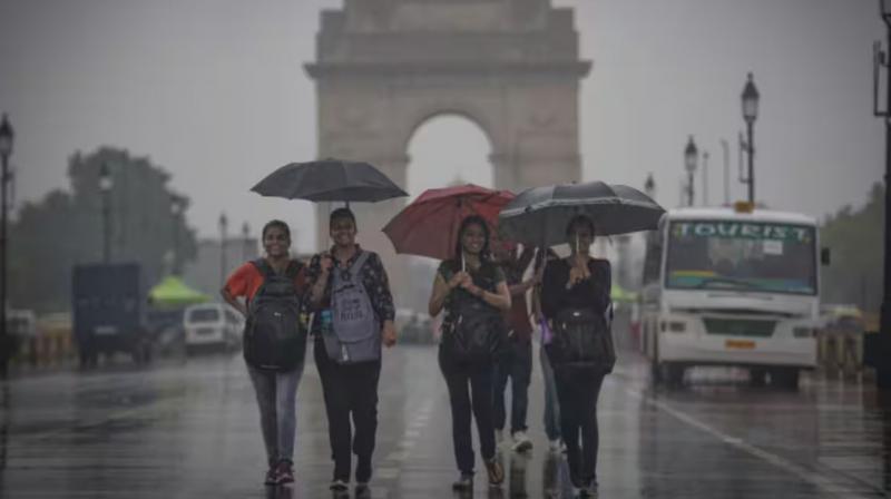 Minimum temperature in Delhi recorded at 21.1 degree Celsius, possibility of light rain