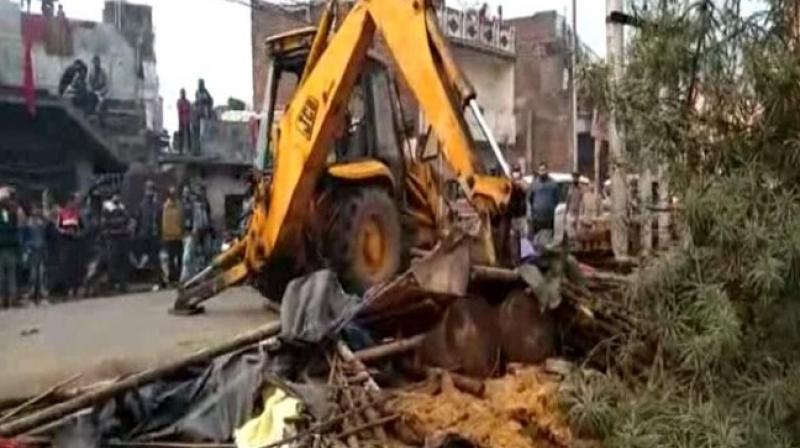 UP: BJP leader's hooliganism seen, bulldozer mounted on poor's hut