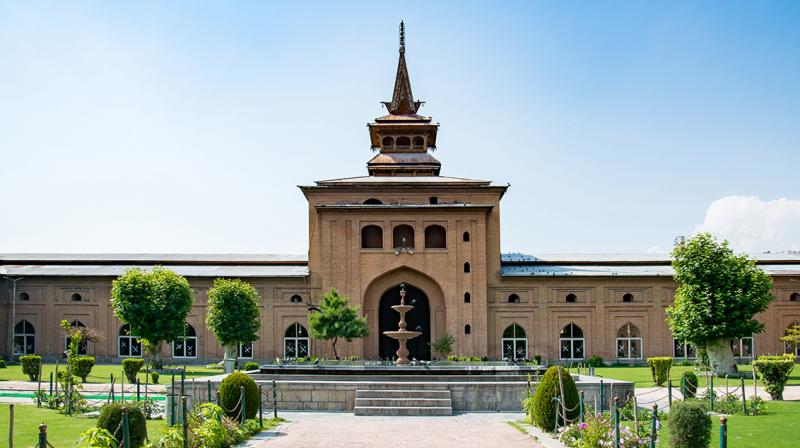Srinagar: Ban on taking photographs and sitting with men and women inside Jama Masjid