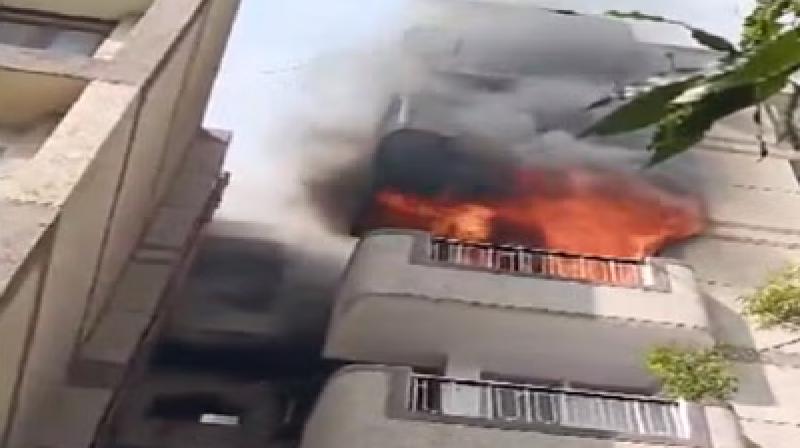    Fire Breaks Out In An Apartment In Delhi's Dwarka Sector 10 big news in hindi