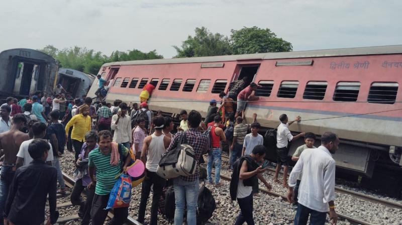 Dibrugarh Express Accident in up gonda News in hindi