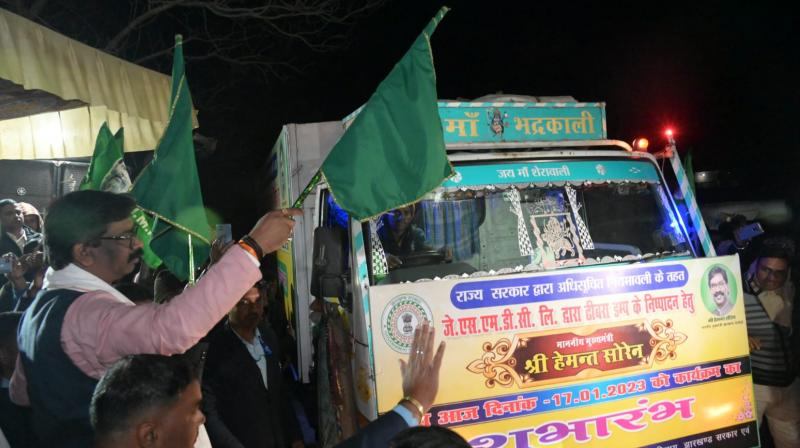 Chief Minister Hemant Soren flagged off the vehicle for restarting the work at Dhibra Dump Yard