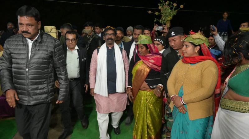 The Chief Minister inspected the health sub-centre at Dhanwar Doranda in Giridih.